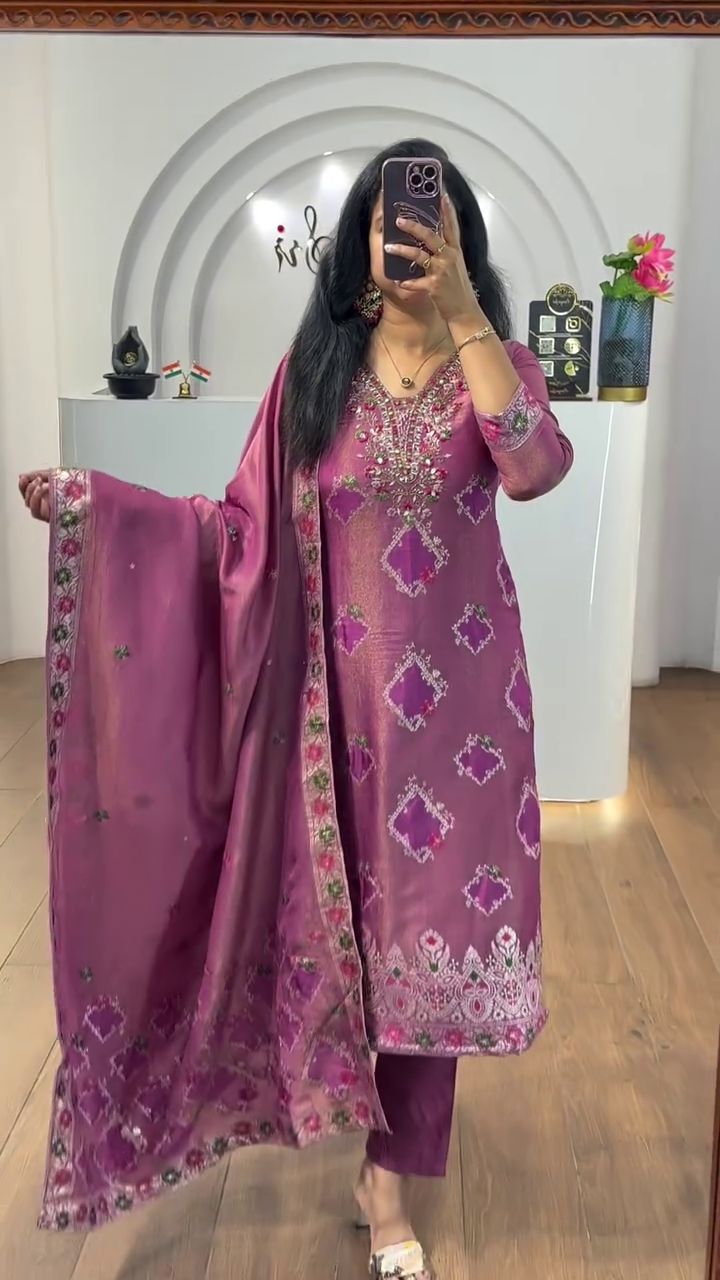 Women's Lime Green Embellished Kurta Set - Image 3